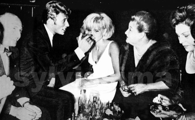 Sylvie Vartan annonce ses fiançailles avec Johnny Hallyday en 1963