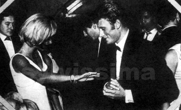 Sylvie Vartan montre sa bague de fiançailles à Johnny Hallyday en 1963