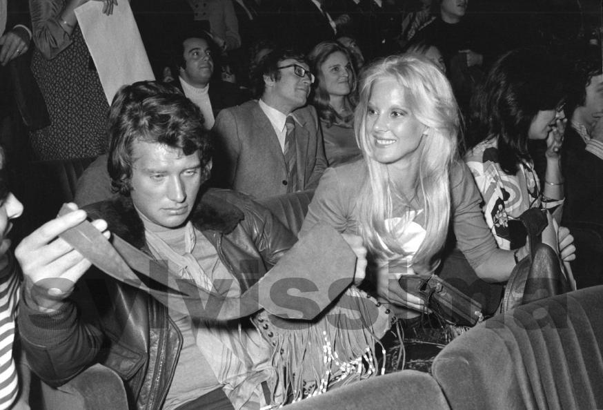 Sylvie Vartan accompagnée de Johnny Hallyday à la première des "Novices" avec Brigitte Bardot et Annie Girardot
