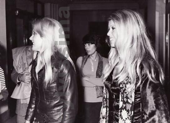 Sylvie Vartan et Brigitte Bardot à la Première du film "les Novices" 1970