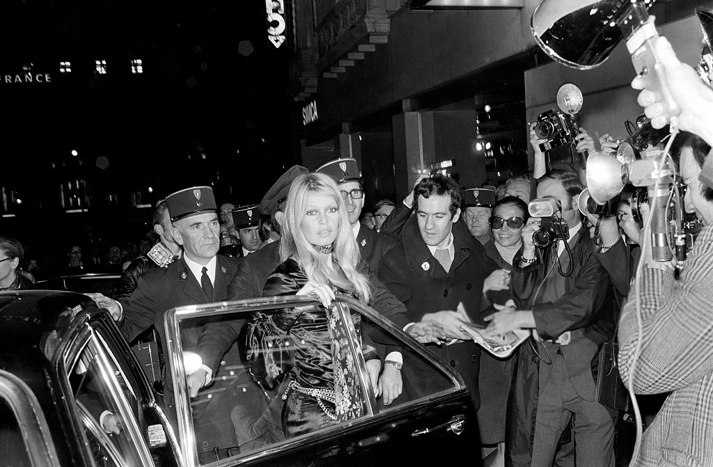 Arrivée de Brigitte Bardot à la première du film "les Novices"