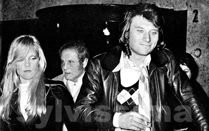 Sylvie Vartan et Johnny Hallyday devant le Number One à Rome 1971