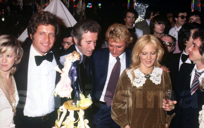 Joe Dassin, Jacques Chazot, Johnny Hallyday Sylvie Vartan lors du mariage de Michel Sardou, 14 octobre 1977