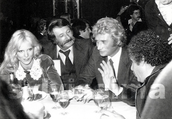 Sylvie Vartan et  Johnny Hallyday avec le restaurateur Gu et  Mort Shuman au soir du mariage de Michel Sardou le 14 octobre 1977