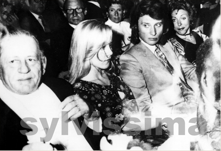 Sylvie Vartan et Johnny Hallyday  au cinéma Mercury lors de la première du film "Popsy Pop", 9 mars 1971