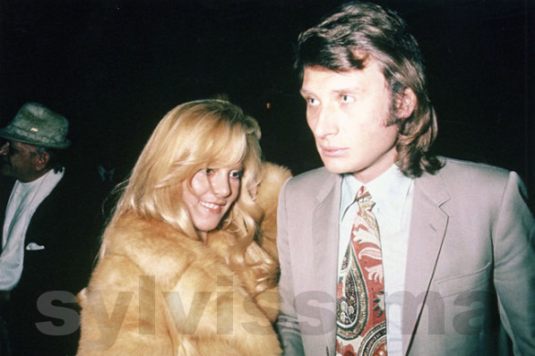 Sylvie Vartan et Johnny Hallyday se rendent se rendent à la première de "Popsy Pop"" 1971