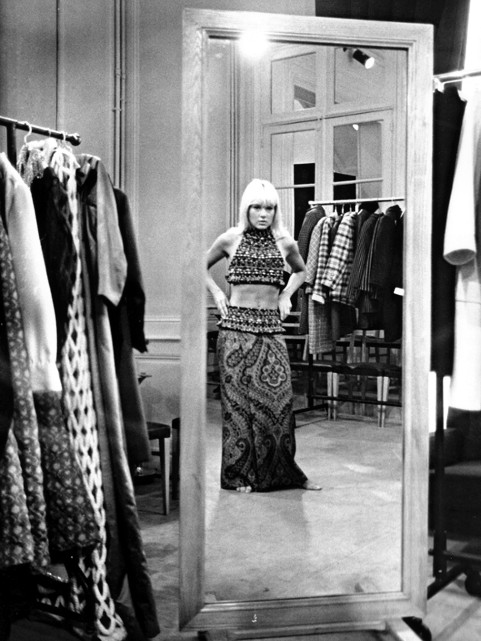 Sylvie Vartan essayage chez Yves Saint Laurent rue Spontini en 1967