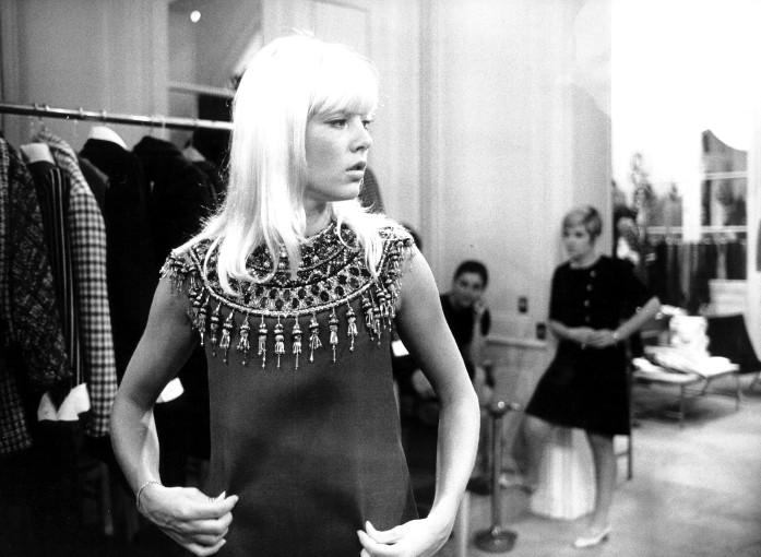 Sylvie Vartan essaye un modele Haute Couture Yves Saint Laurent, printemps-été 1967