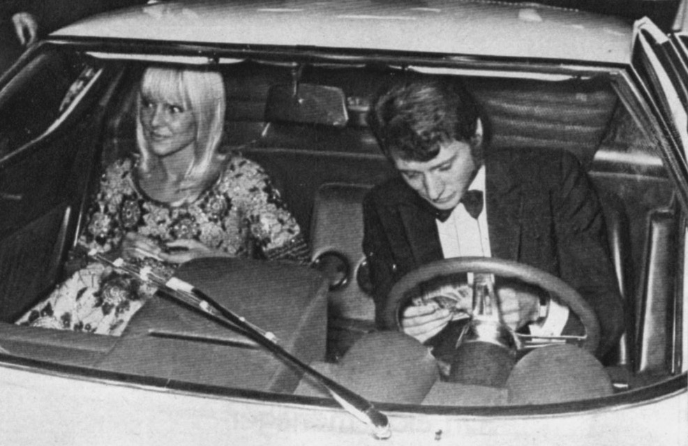 Sylvie Vartan et Johnny Hallyday arrivent à l'Olympia  pour la première de Sammy Davis Junior