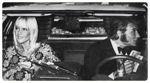 Johnny Hallyday et Sylvie Vartan arrivent à l'Olympia en Lamborghini Miura pour la première de Sammy Davis Junior à l'Olympia le 2 juin 1967