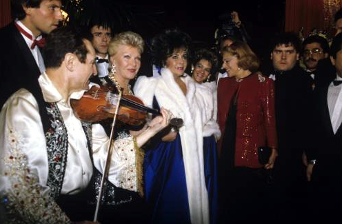 Gala contre le SIDA 1985 au Paradis Latin : Line Renaud, Liz Taylor, ety la baronne Marie-Hélène de Rothschild