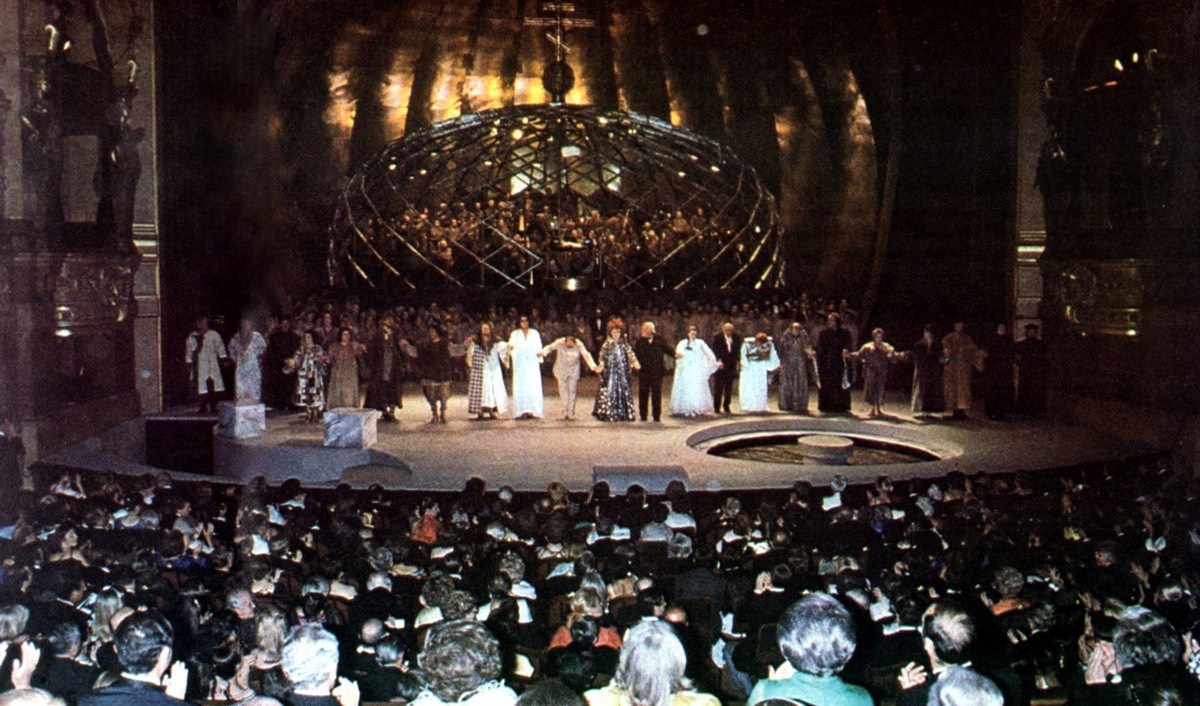 Représentation de "Boris Godunov" adapté par Joseph Losey au Palais Garnier le 9 juin 1980
