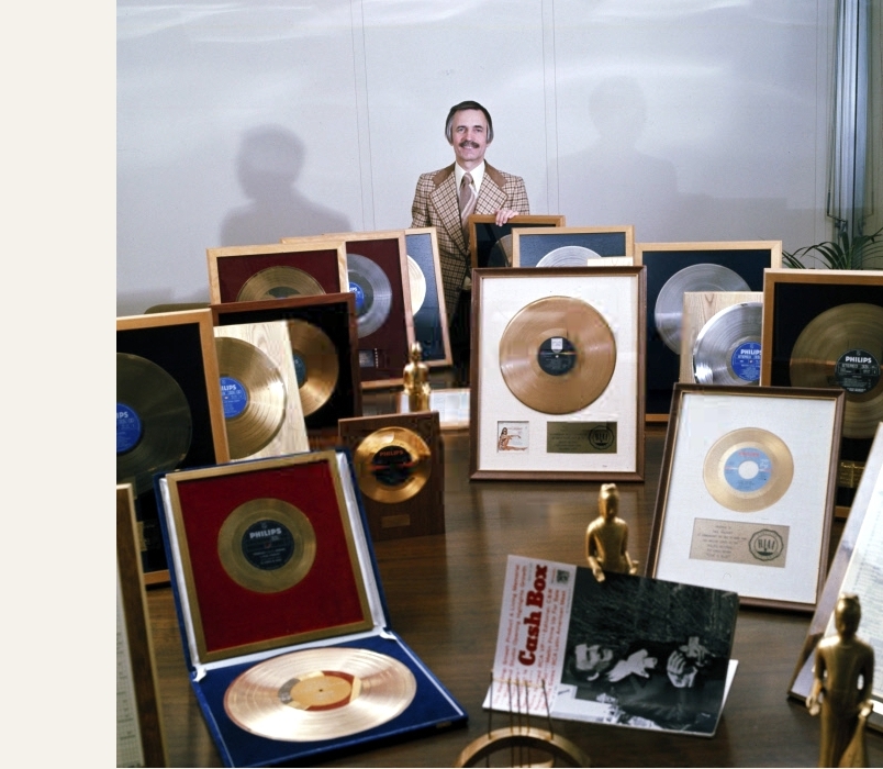 le compositeur et arrangeur français Paul Mauriat devant ses disques d'or