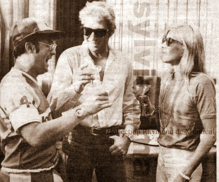  Comme un garçon, Sylvie Vartan aime les casquettes et il semble qu'elle ait trouvé celle du cerf-volant, Guy Emond, de son goût. Montréal 1975