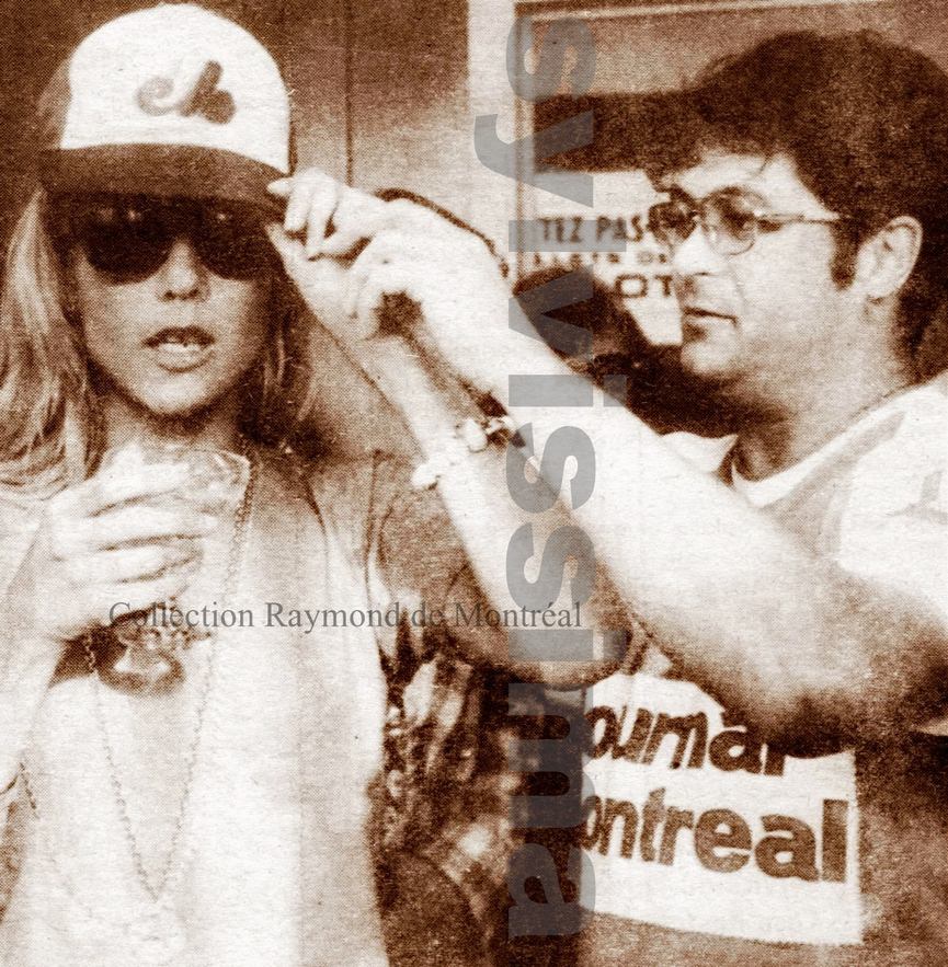 Sylvie Vartan a promis qu'elle chanterait coiffée de la casquette des expos samedi soir. Montréal 1975