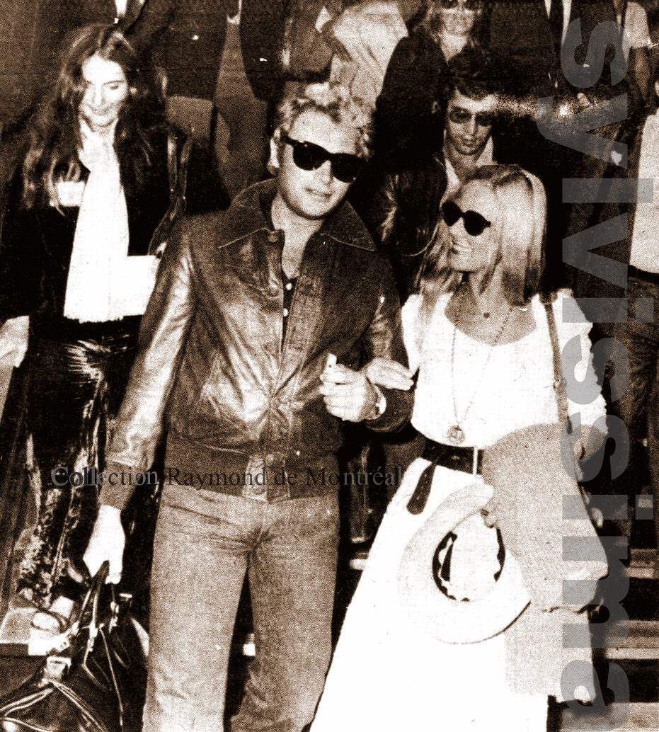 Johnny Hallyday et Sylvie Vartan arrivant à l'aéroport de Montréal-Dorval, le 25 août 1975, suivis par la journaliste du Journal de Montréal, Nathalie Petrowski