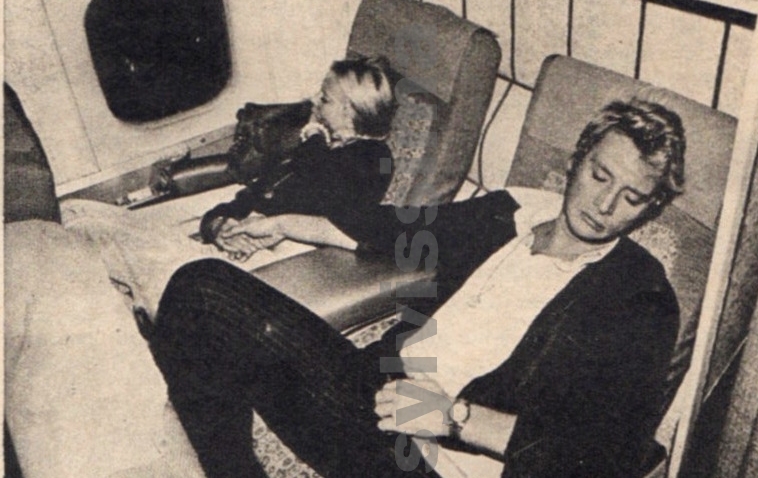 Johnny Hallyday et Sylvie Vartan dans l'avion après la tournée au Canada 1975