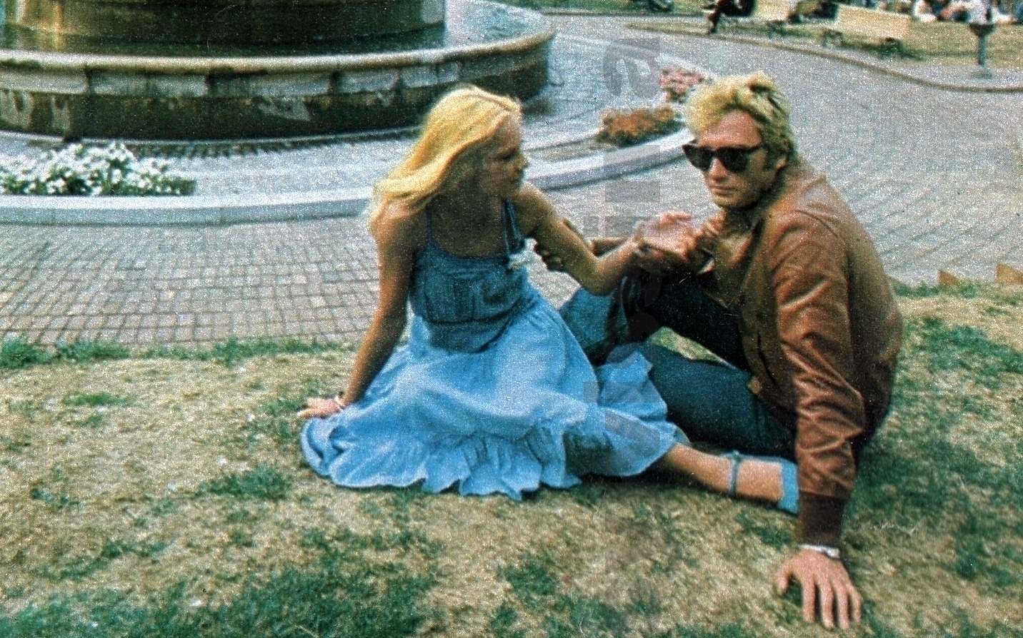 Sylvie Vartan et Johnny Hallyday devant une fontaine à Québec 1975