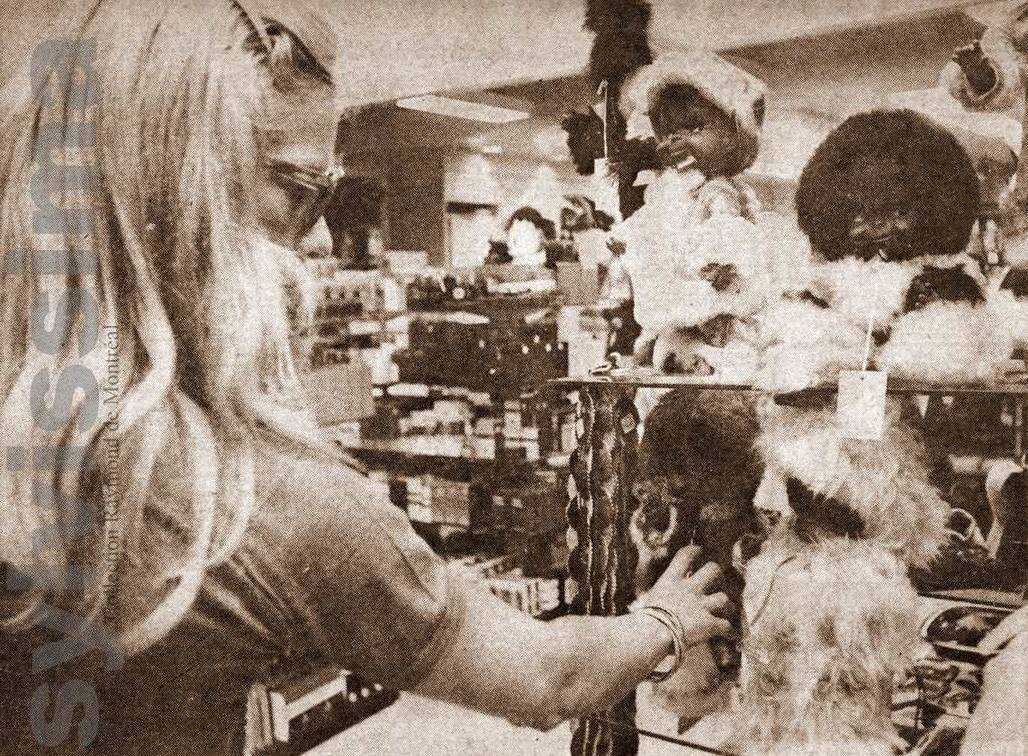Sylvie Vartan achetant un produit du Québec : un petit esquimau. Montréal 1975