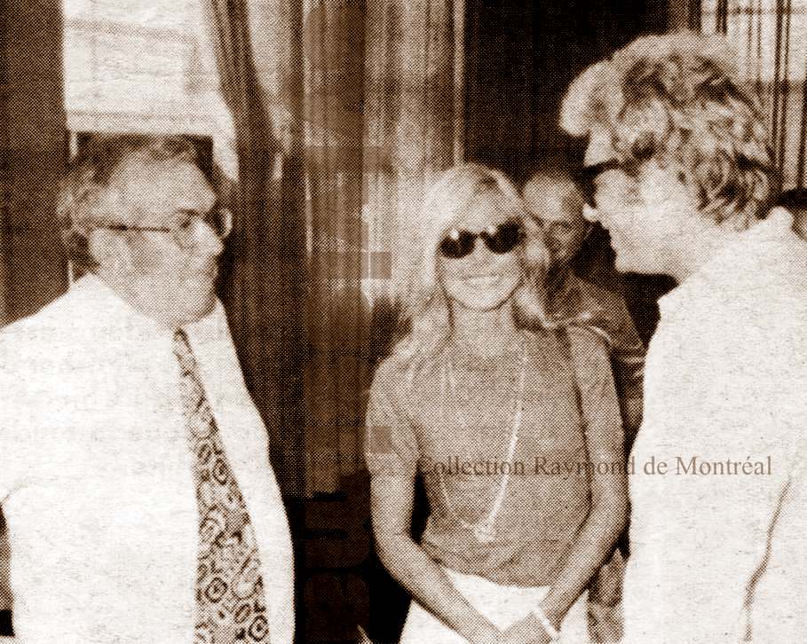 La rencontre cordiale de "deux caïds", Jacques Beauchamp, vice-président et directeur général, et Johnny Hallyday, sous l'augure favorable de Sylvie Vartan, Montréal 1975