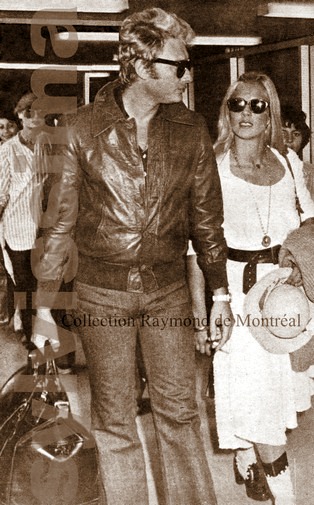 Johnny Hallyday et Sylvie Vartan arrivant à l'aéroport de Montréal-Dorval, le 25 août 1975