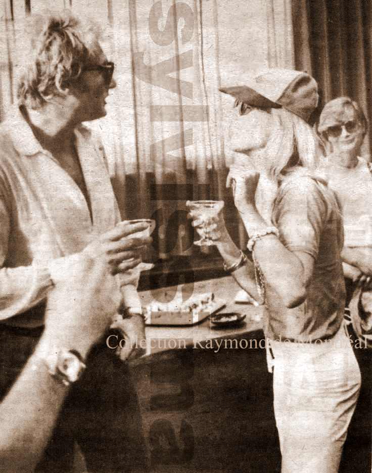 ohnny Hallyday admirant la nouvelle casquette de Sylvie Vartan sous l'œil amusé de madame Johnny Stark. Montréal 1975