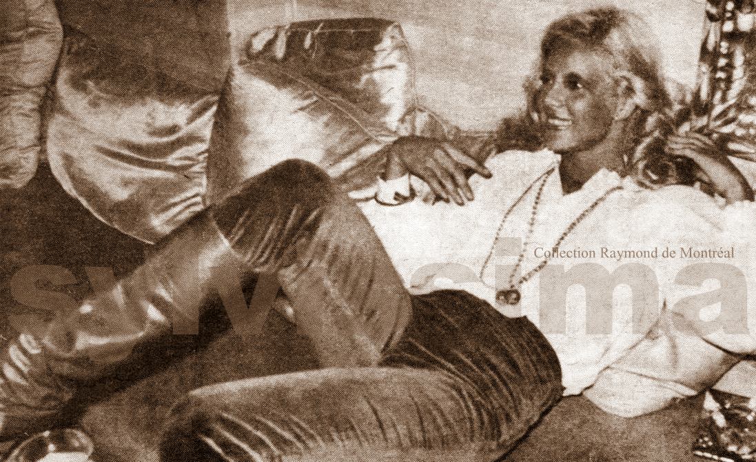 Sylvie Vartan allongée sur des coussins au Canada en 1975
