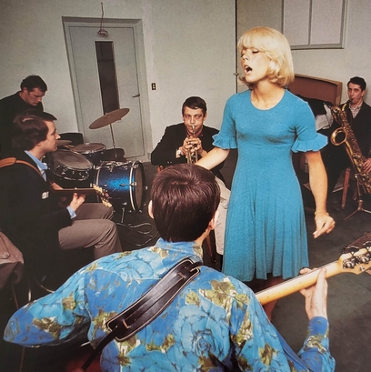 Sylvie Vartan en répétitions avec Eddie Vartan (trompette),  Tommy Brown (batterie) et Micky Jones (guitare)