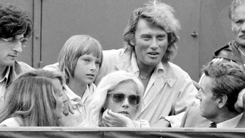 Sylvie Vartan Johnny Hallyday et leur fils David dans les tribunes VIP de Roland Garros, 10 juin 1979