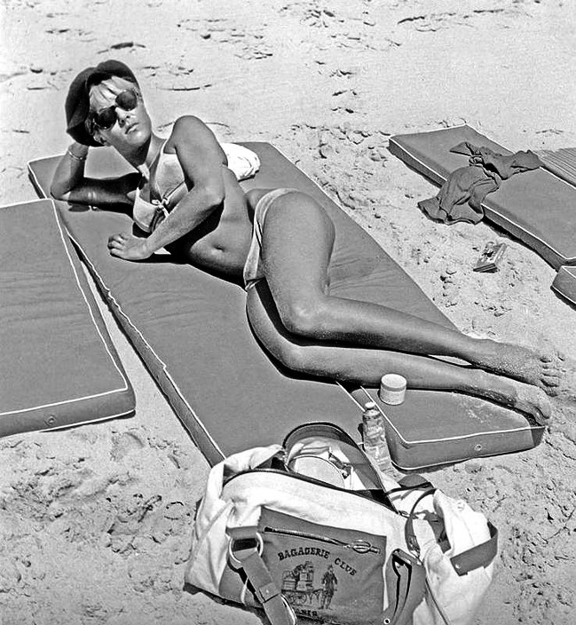 Sylvie Vartan bronze avec un sac mode à Arcachon en 1969