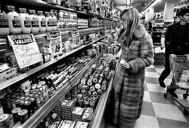 Sylvie Vartan à New York, 1970, dans un supermarché