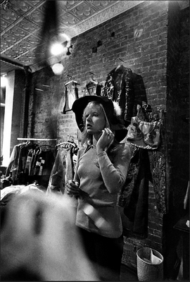 Sylvie Vartan shopping dans une boutique de New-York en 1970