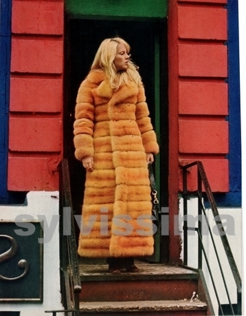 Sylvie Vartan portant un manteau de zibeline naturelle d'Hokkaido, New-York, 1970