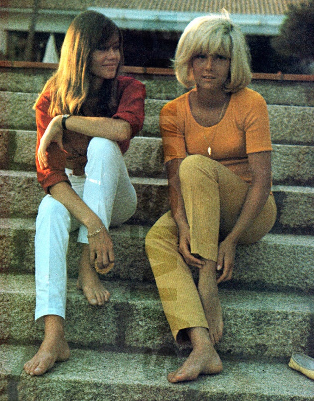 Françoise Hardy et Sylvie Vartan , photo couleur chez Tino Rossi, été 1965