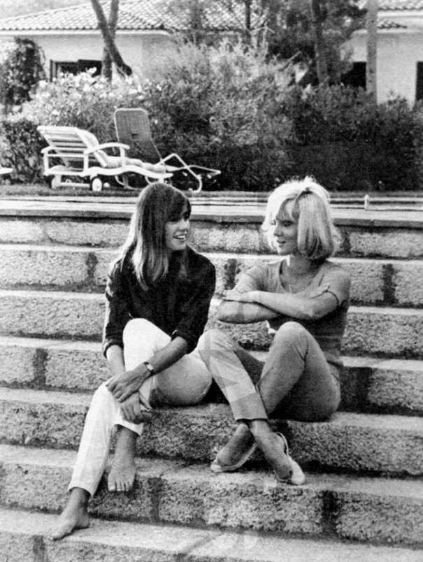 Françoise Hardy et Sylvie Vartan chez Tino Rossi, été 1964