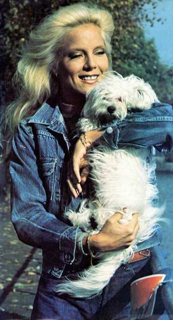 Sylvie Vartan et son chien Sniff à Hambourg, décembre 1979