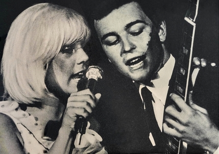  Micky Jones, guitariste et choriste de Sylvie Vartan  (ici en 1964)