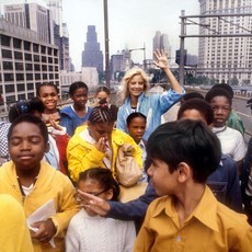 Sylvie Vartan et les enfants de Manhattan photographiés par Jean-Pierre Laffont, 1979