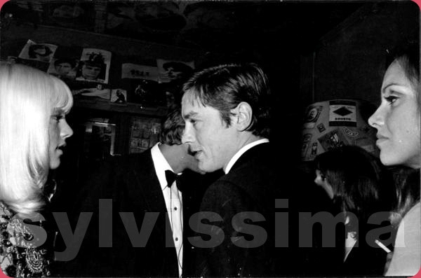 Sylvie Varta, Alain et Nathalie Delon lors de la première de Sammy Davis Junior à l'Olympia; 1967