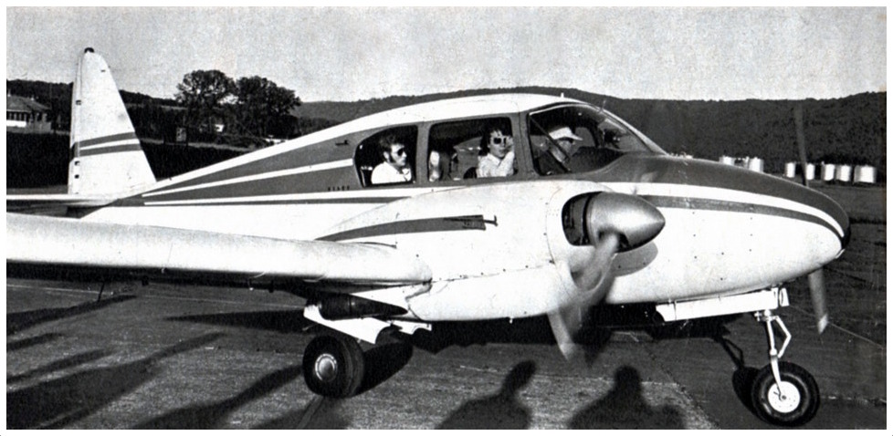 Johnny Hallyday et Sylvie Vartan dans l'avion de Jean de Gribaldy, aérodrôme de Besançon-Thise, mai 1967