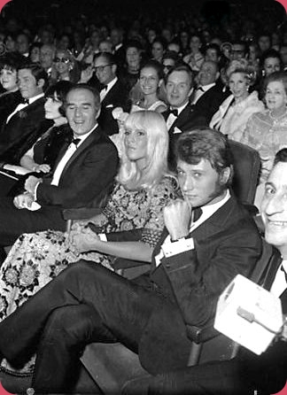 Juliette Gréco, Michel Piccoli,  Sylvie Vartan et Johnny Hallyday à la première de Sammy Davis Junior à l'Olympia, 2 juin 1967