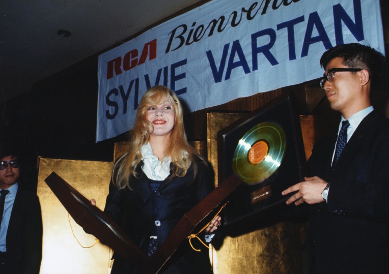 Sylvie Vartan reçoit trois disques d'or au Japon en 1971