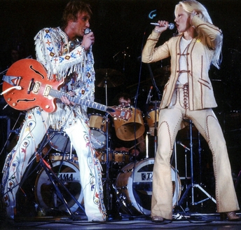Sylvie Vartan et Johnny Hallyday, duo sur "Le bon temps du Rock'n Roll" lors de la dernière de Johnny Hallyday au Pavillon de Paris, 25 novembre 1979