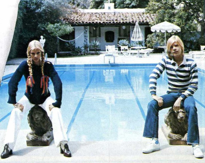 Sylvie Vartan et Guy Bonnardot en 1976 dans la maison de Sylvie Vartan à Beverly Hills Los Angeles Californie USA