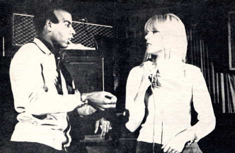 Sylvie Vartan répète avec Ernest garret, 1966, article "Fan" (Espagne)