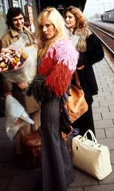 Sylvie Vartan sur le quai d'une gare en Italie en 1971