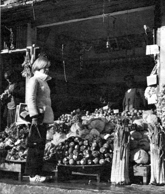 Sylvie Vartan visite le Grand bazar d'Istanbul, février 1965