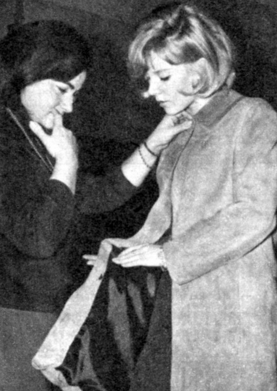 Sylvie Vartan achète un manteau de daim au grand Bazar d'Istanbul, Turquie, 1965