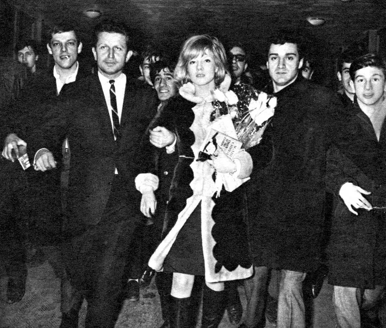 Sylvie Vartan à son arrivée à l'aéroport d'Istanbul, Turquie, 