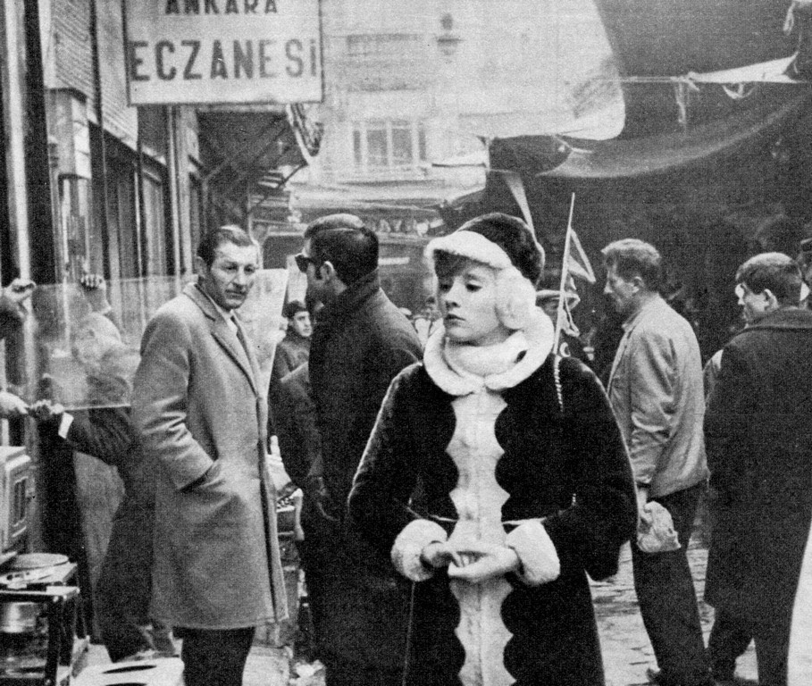 Sylvie vartan dans les rues d'Istanbul, février 1965